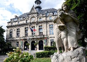 Palestinian flags at La Courneuve town hall - La Courneuve