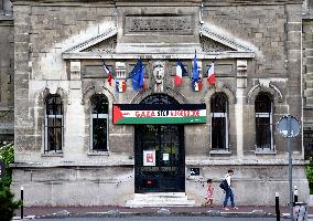 Palestinian flags at La Courneuve town hall - La Courneuve