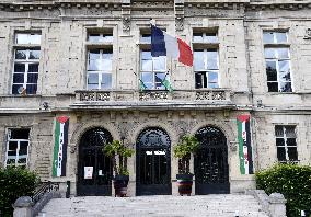 Palestinian flags at La Courneuve town hall - La Courneuve