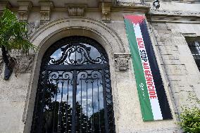 Palestinian flags at La Courneuve town hall - La Courneuve