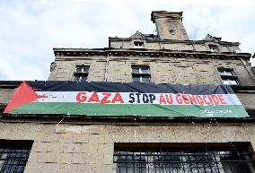 Palestinian flags at La Courneuve town hall - La Courneuve