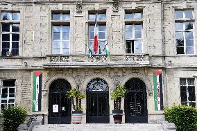 Palestinian flags at La Courneuve town hall - La Courneuve