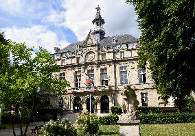 Palestinian flags at La Courneuve town hall - La Courneuve