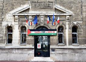 Palestinian flags at La Courneuve town hall - La Courneuve