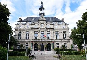 Palestinian flags at La Courneuve town hall - La Courneuve