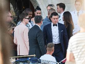 Orlando Bloom leaves hotel to Bezos wedding ceremony - Venice