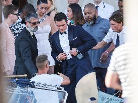 Orlando Bloom leaves hotel to Bezos wedding ceremony - Venice