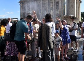 France On Heatwave Alert - Paris