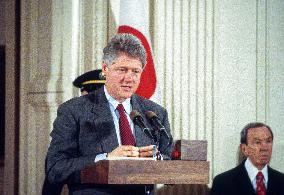 Clinton Hosts a Press Conference with PM Kimchi Miyazawa of Japan