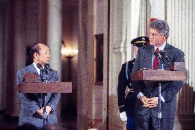 Clinton Hosts a Press Conference with PM Kimchi Miyazawa of Japan