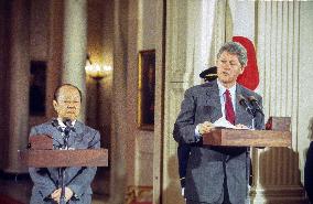 Clinton Hosts a Press Conference with PM Kimchi Miyazawa of Japan