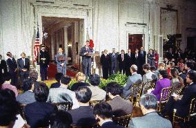Clinton Hosts a Press Conference with PM Kimchi Miyazawa of Japan