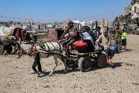 Palestinians Flee to Southern Gaza Strip
