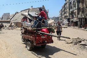 Palestinians Flee to Southern Gaza Strip