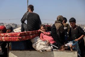 Palestinians Flee to Southern Gaza Strip