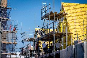 Construction Workers During The National Heat Plan - Gouda