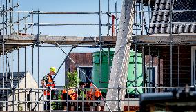 Construction Workers During The National Heat Plan - Gouda