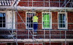 Construction Workers During The National Heat Plan - Gouda