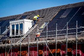 Construction Workers During The National Heat Plan - Gouda