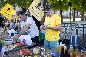 Farmers banquet against the Duplomb law - Paris