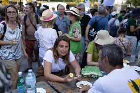 Farmers banquet against the Duplomb law - Paris
