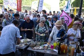 Farmers banquet against the Duplomb law - Paris