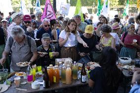 Farmers banquet against the Duplomb law - Paris