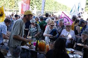 Farmers banquet against the Duplomb law - Paris