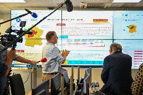 Bayrou Visits Crisis Center Amid Severe Heatwave in France - Paris