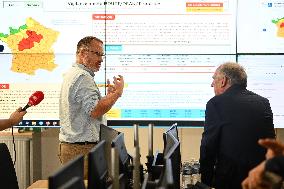 Bayrou Visits Crisis Center Amid Severe Heatwave in France - Paris