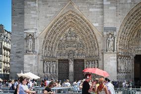 Heat wave hits Paris FA