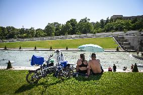 Heat wave hits Paris FA
