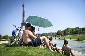 Heat wave hits Paris FA