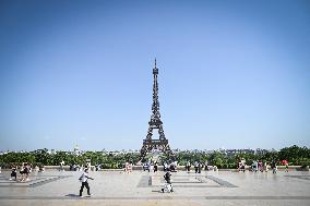 Heat wave hits Paris FA
