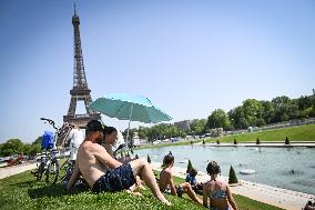 Heat wave hits Paris FA