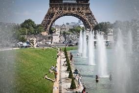 Heat wave hits Paris FA