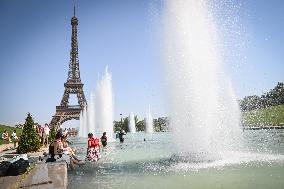 Heat wave hits Paris FA