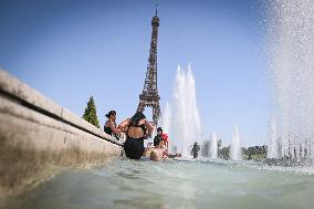 Heat wave hits Paris FA