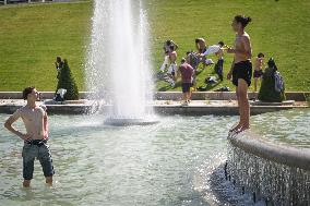 Heat wave hits Paris FA