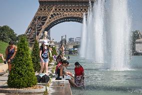 Heat wave hits Paris FA