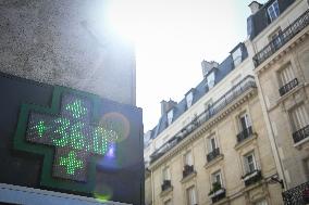 Heat wave hits Paris FA