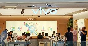 World's Lightest Foldable Phone VIVO X Fold5