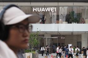 Huawei Wangfujing Flagship Store in Beijing