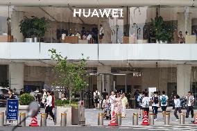 Huawei Wangfujing Flagship Store in Beijing