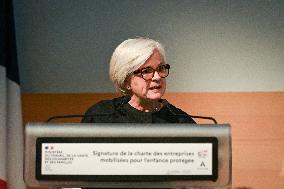 Signing of the Charter of Commitment by Companies Mobilised for Child Protection in Paris FA