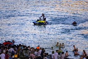 Citizens Enjoy Coolness in Jialing River in Chongqing