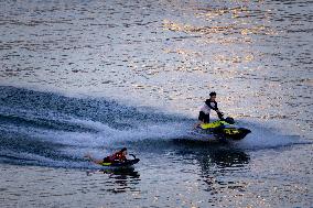 Citizens Enjoy Coolness in Jialing River in Chongqing