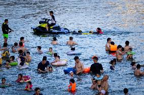 Citizens Enjoy Coolness in Jialing River in Chongqing