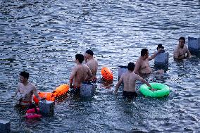 Citizens Enjoy Coolness in Jialing River in Chongqing