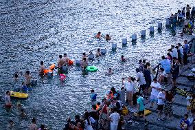 Citizens Enjoy Coolness in Jialing River in Chongqing